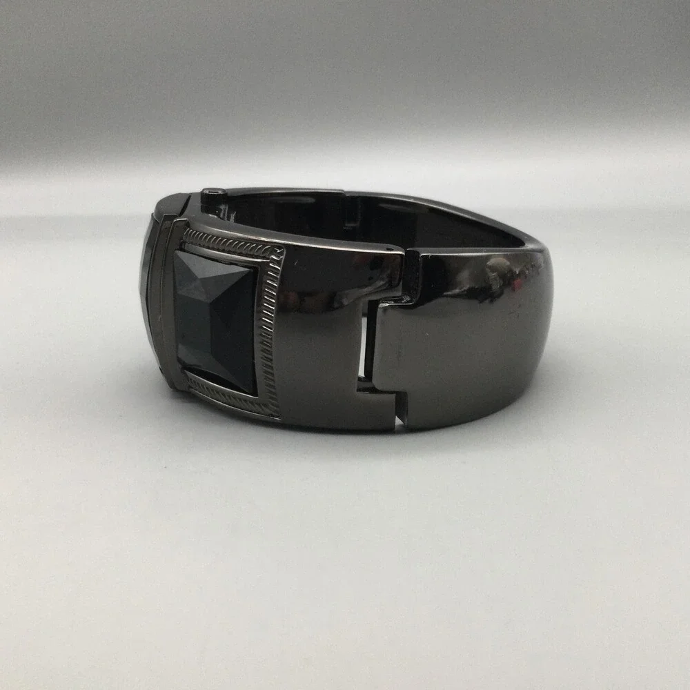 Valletta Womens Watch 31mm Silver Tone Faceted Bangle Bracelet New Battery 6.75